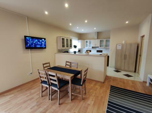 Apartamento Budapest Airport , Accommodation In Vecs�s