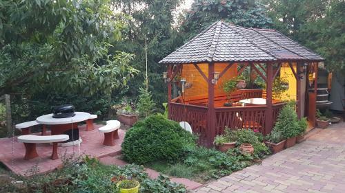Hostal F?cz�ny Pince �s Vend�gh�z