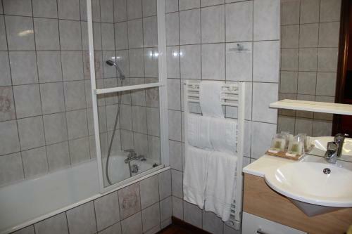 Hotel Logis Des Trois Maures