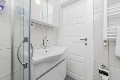 Fresh Apartment In Authentic Neighborhood