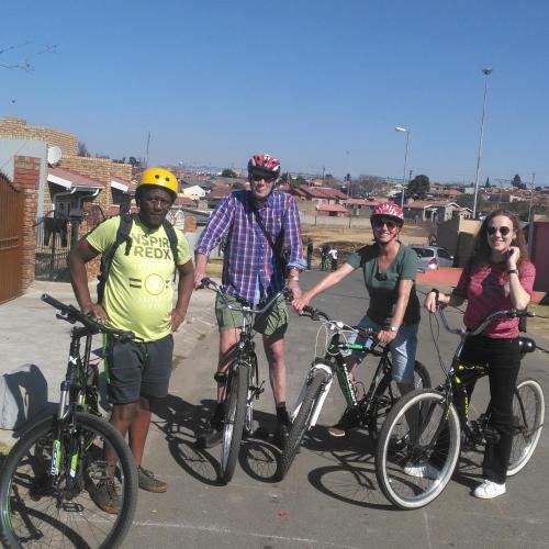 Albergue Authentic Bicycle Tours And Backpackers