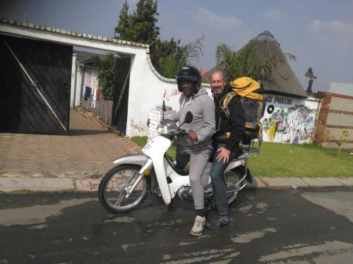 Albergue Authentic Bicycle Tours And Backpackers