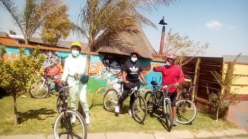 Albergue Authentic Bicycle Tours And Backpackers