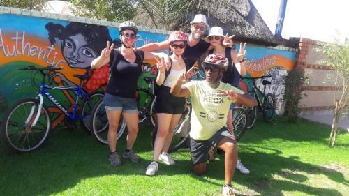 Albergue Authentic Bicycle Tours And Backpackers