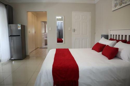 Bed & Breakfast The Kindaspace - Spacious Suite With A Cozy Balcony