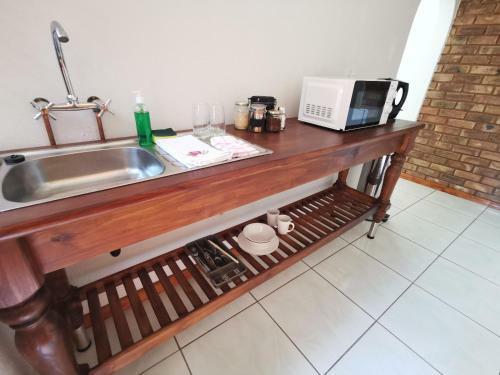 Hostal Rooihuis Lodge