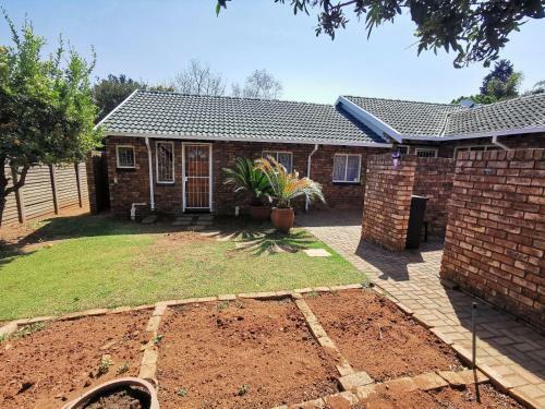 Hostal Rooihuis Lodge