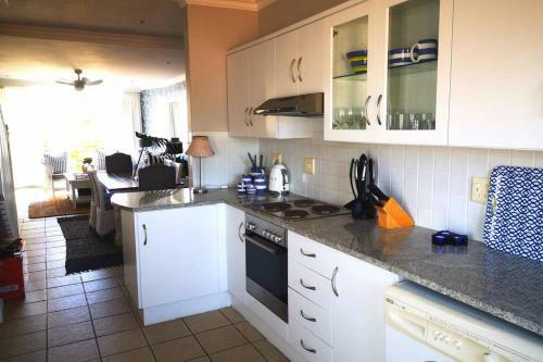 Stylish Beachfront Apartment - 10 St Francis Court