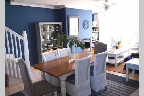 Stylish Beachfront Apartment - 10 St Francis Court