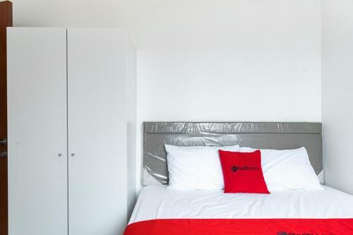 Hostal Reddoorz Plus @ Ecohome Citra Raya Tangerang