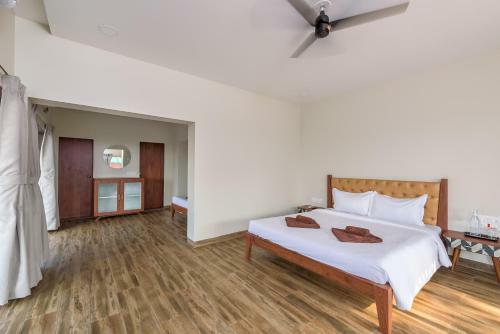 Villa Saffronstays Coral Hues