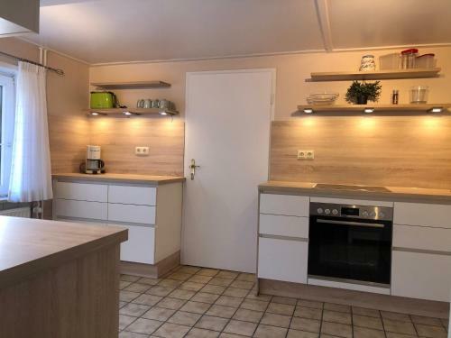 Gro�z�giges Reetdachhaus An Der Nordsee