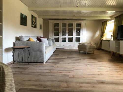 Gro�z�giges Reetdachhaus An Der Nordsee