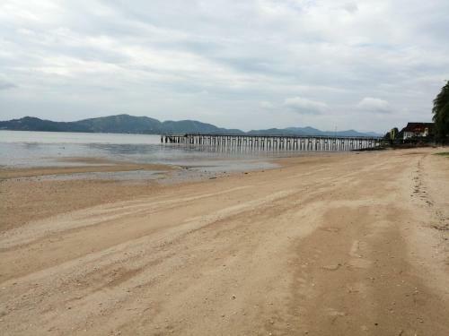 Hotel Jansom Beach Resort