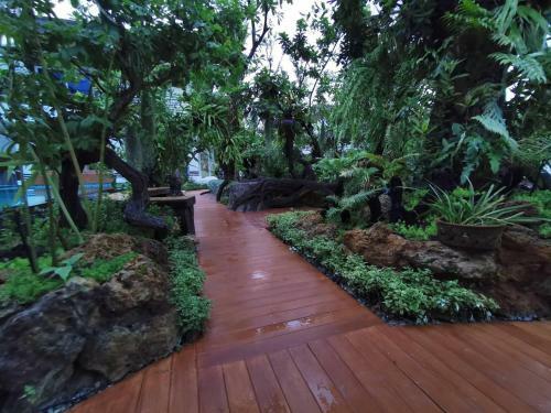 Hotel Uthaithani Resort