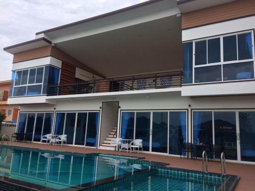 Hotel Uthaithani Resort