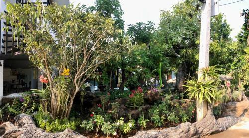 Hotel Uthaithani Resort
