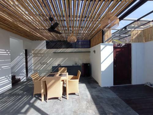 Nueve Springleaf Villa