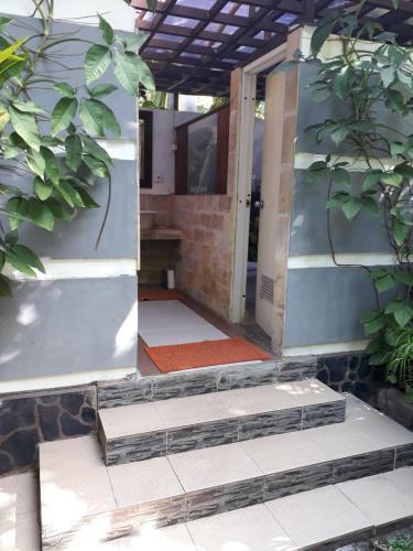 Manuh Guest House And Surf Camp