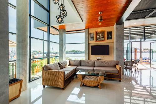 Hotel The Blue C Donsak