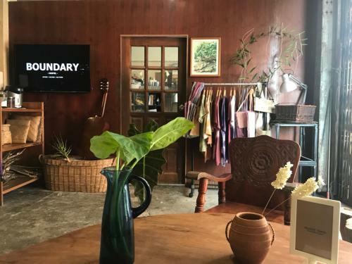 Boundary Hostel And Cafe