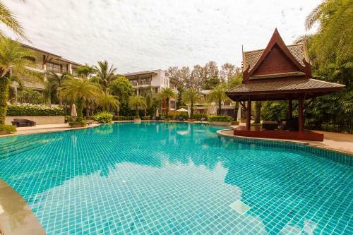 Pearl Of Naithon - Beachfront Apartments