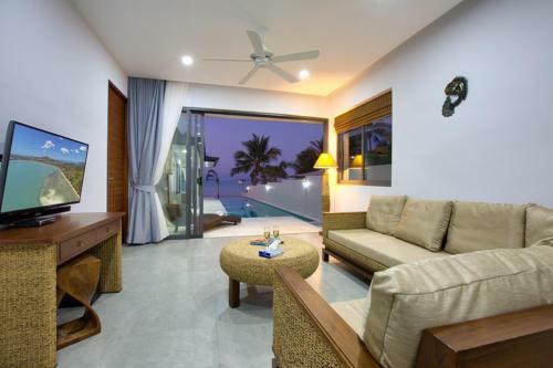 7 Bedroom Beautiful Beach Front Villa