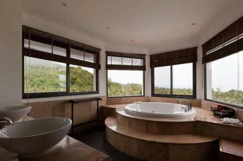 5 Bedroom Sea View Villa With Waterslide