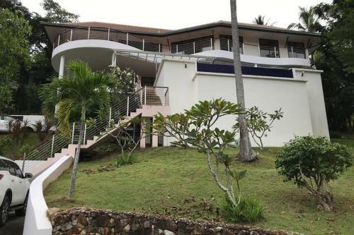 3 Bedroom Sea View Villa Santi