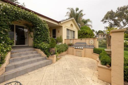 Lochinvar/camellia , Magnolia , Maple Cottage For A Relaxing Bathurst Holiday