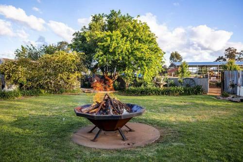 Edenvalley Private Manicured Gardens With Fire Pit