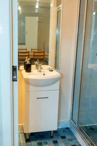 Hostal Cozy And Spacious Studio With Sunny Deck