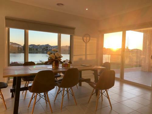Waterfront Grand Villa For Big Group