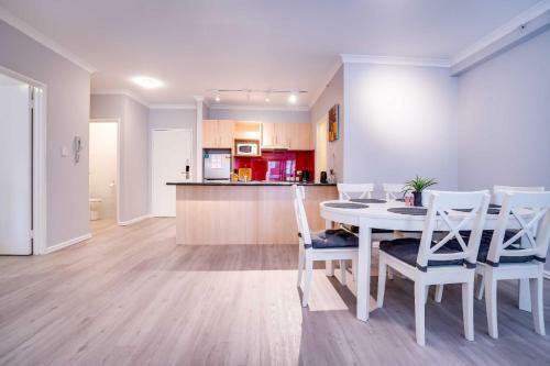 4 So Much More Family Apartment Sleeps 4 - Parking