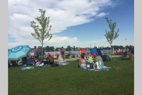 Chestermere Lake Home, 20 Min From Yyc Airport.