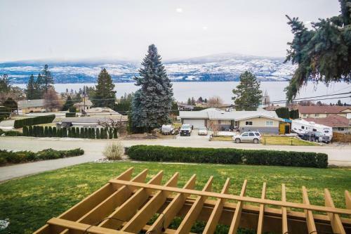 Comfortable Four Bedroom Unit With Lake View
