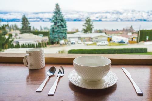 Comfortable Four Bedroom Unit With Lake View