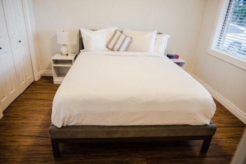 Comfortable Four Bedroom Unit With Lake View