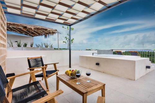 Apartamento 2/2 Ocean View Penthouse In Secure Gated Complex!