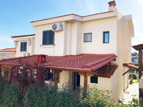 Beach Front Maisonette In Kriopigi