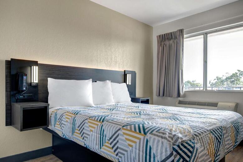 Kinfeels' Downtown Apartment B1