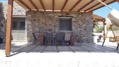 Flora's Beach And Pool Villa In Syros