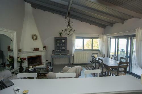 Lili And Blue - Charming House