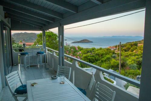 Lili And Blue - Charming House
