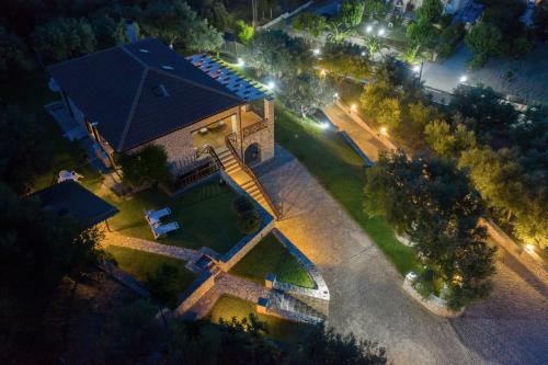 Paradise Home - On The Hill!