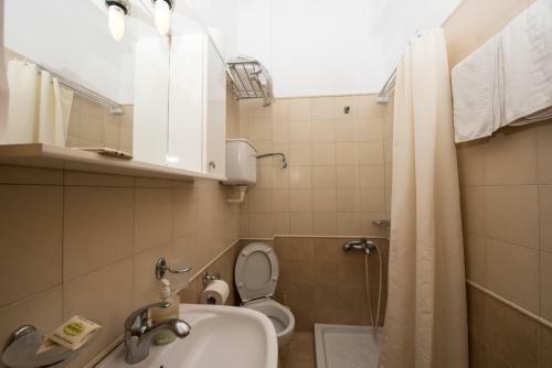 Posada Orfanos Loutraki Rooms