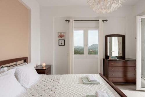 Mariou Hillview Villa With Pool