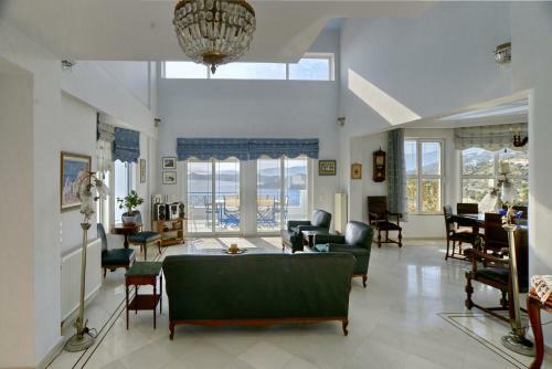 Anemolia Luxurious Villa