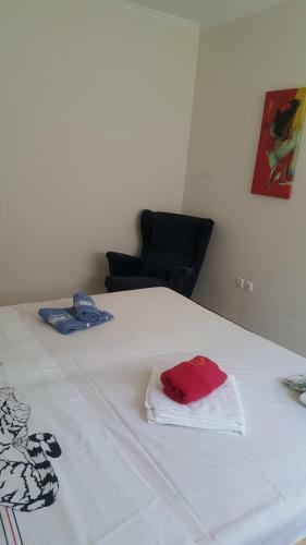 Joan's Airport Apartment