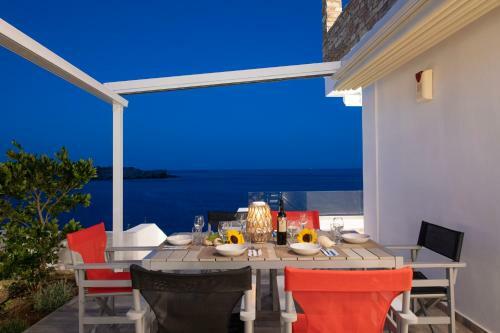 Villa Marelia - Seafront Villa With Infinity Pool